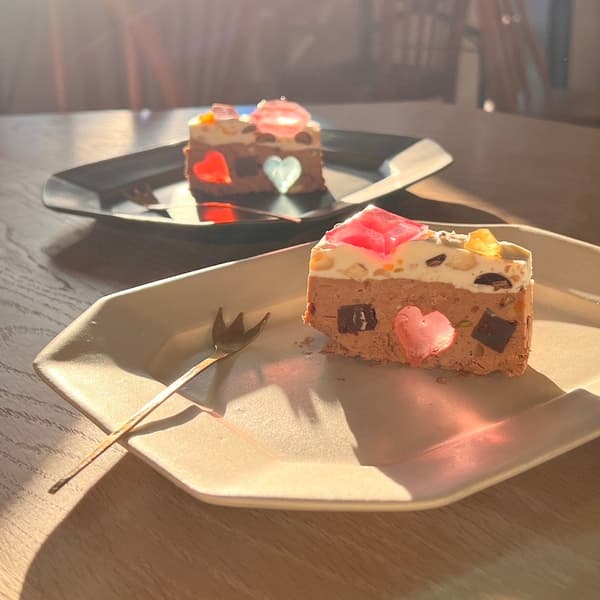 เมื่อหั่นแล้ว อัญมณีรูปหัวใจจะส่องประกายเหมือนกระจกสีในส่วนตัดขวาง