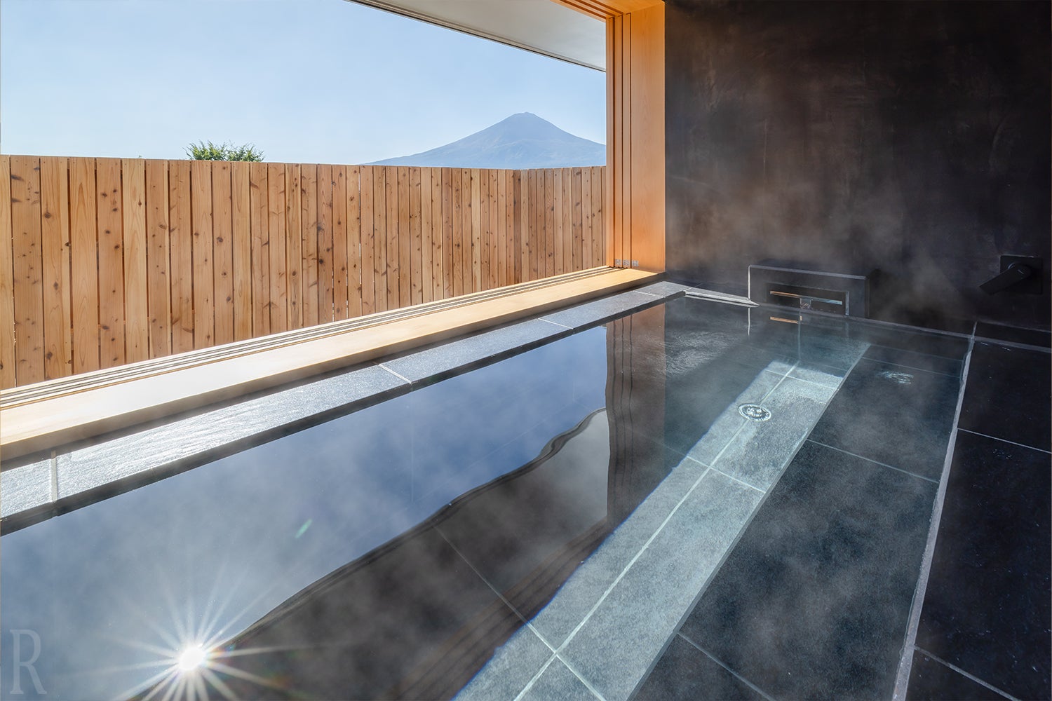 อ่างอาบน้ำกึ่งกลางแจ้งพร้อมวิวภูเขาไฟฟูจิ