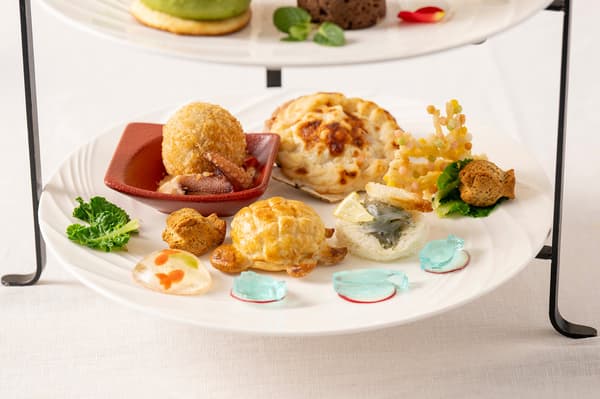 Scones recién horneados con mermelada de rosas y nata cuajada