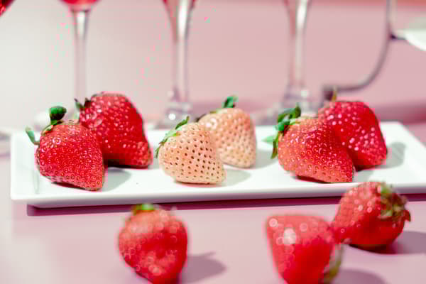 Three varieties of premium strawberries (shown for 2 persons)