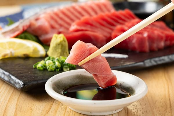 Piring sashimi penampang tuna sirip biru