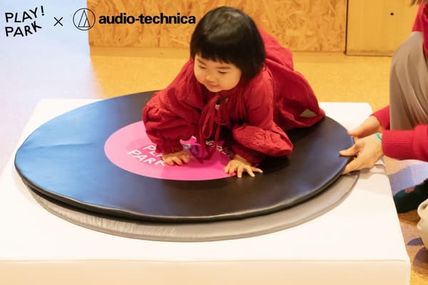 Primer plano de niños jugando en el tocadiscos