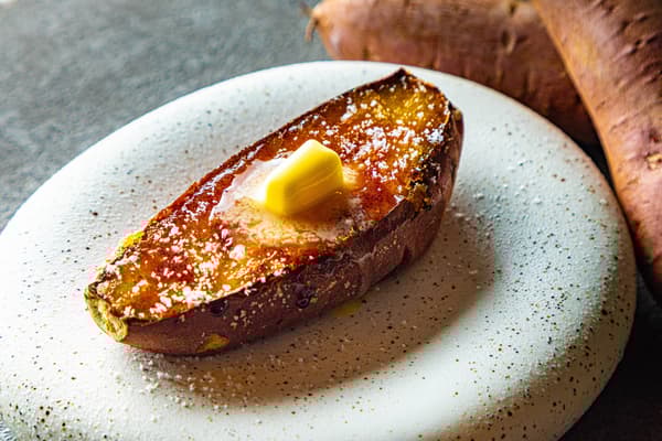 Batata asada Brulee de mantequilla salada