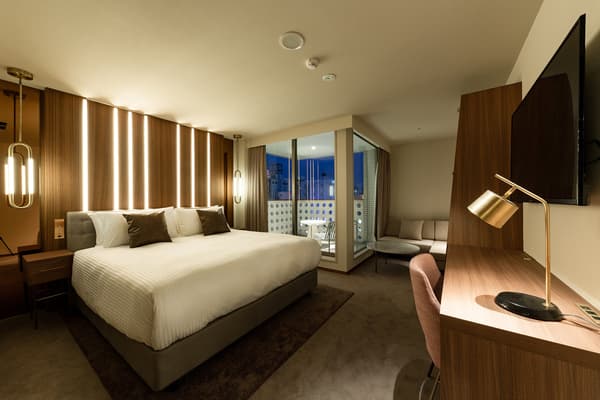 Deluxe King Riverside Balcony guest room example