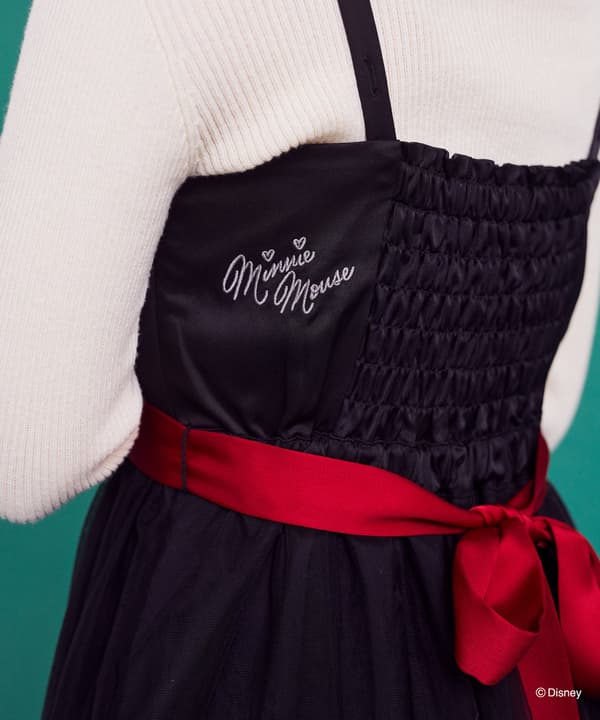 รายละเอียดด้านหลังชุดเดรสสายเดี่ยว Minnie Ribbon พร้อมลายปักอันเป็นเอกลักษณ์