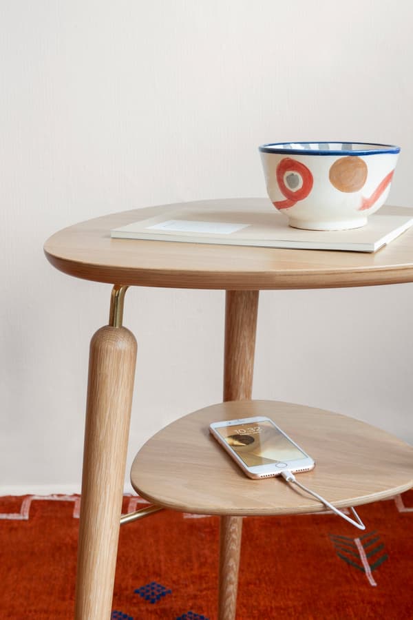 带有充电功能的便捷 My Spot 边桌