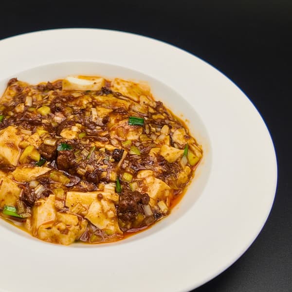 皇朝陈餐厅风味浓郁、层次丰富的麻婆豆腐,散发着花椒的香气。热气腾腾的美味与米饭是绝配