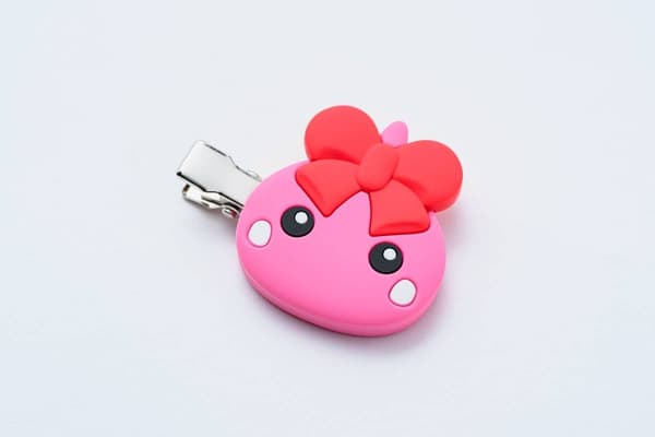 Hair clip in emotive color tones