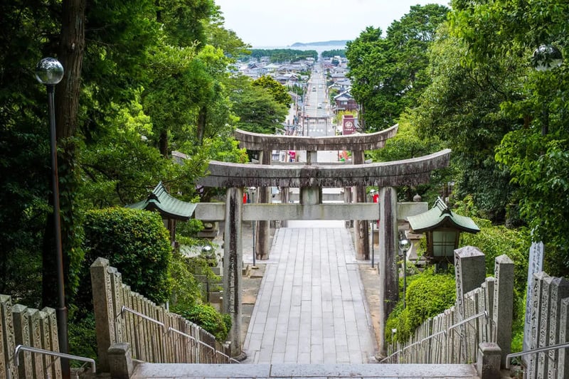 Miyajitake Jinja Shrine (宮地嶽神社)