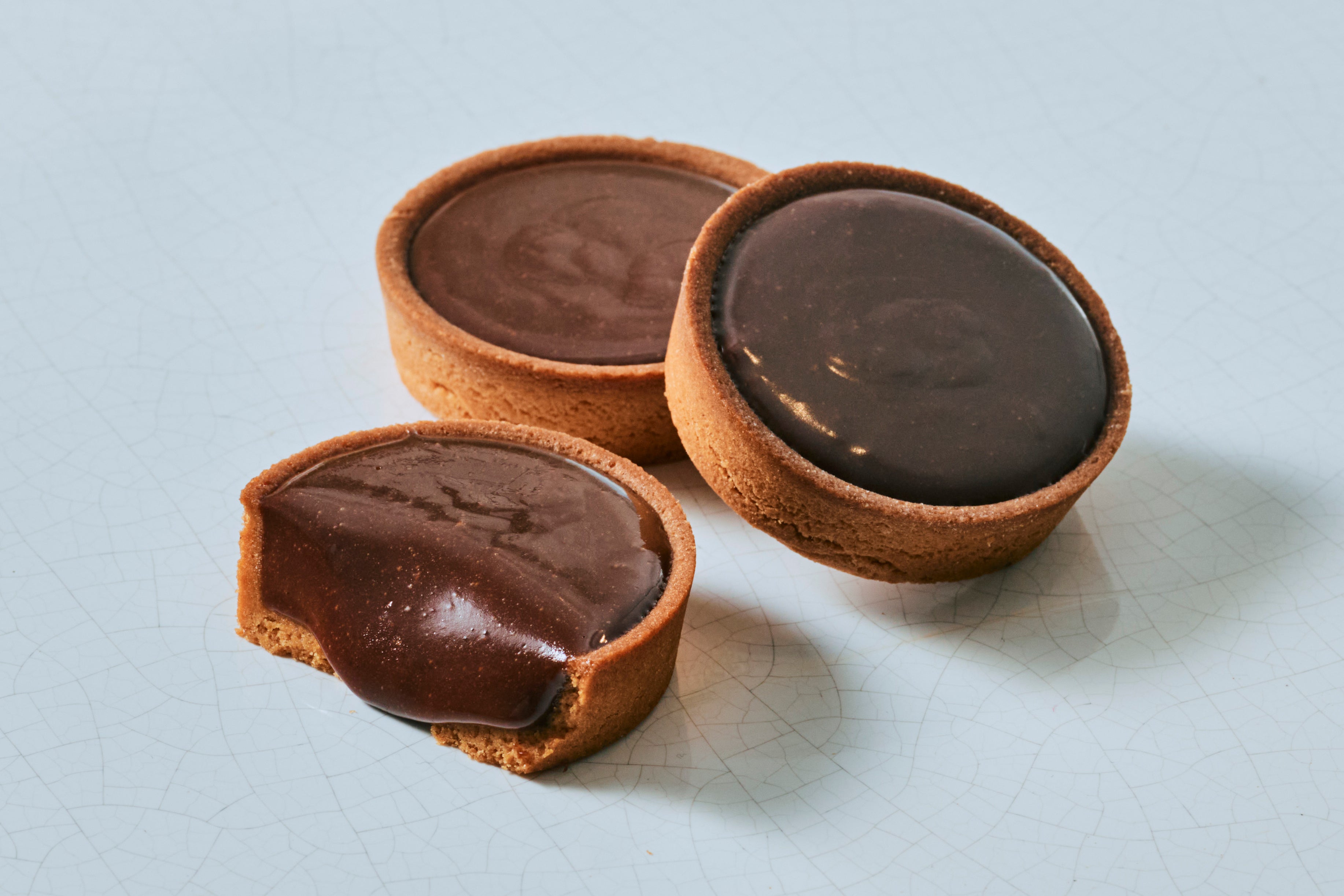 Display tart cokelat mentah