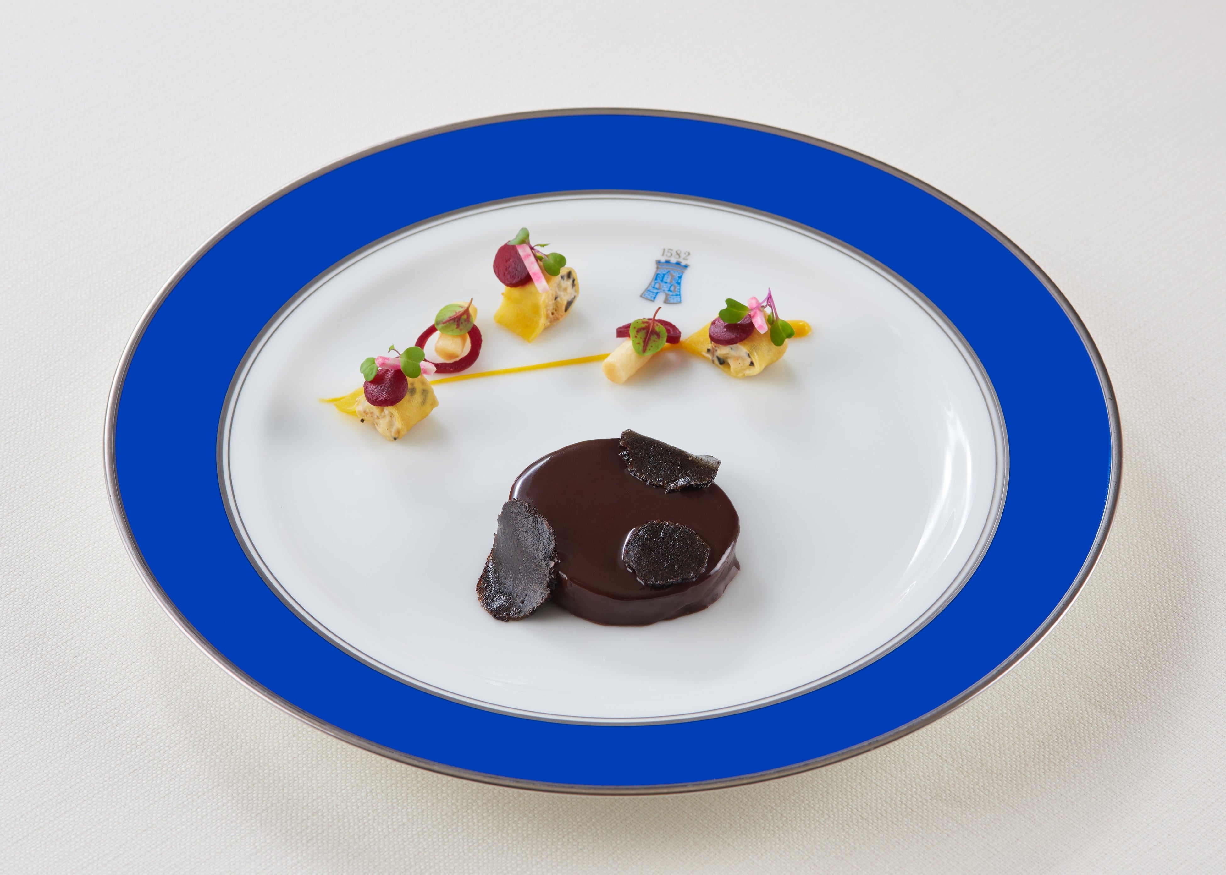 CANETON à la royale en salmis, betterave jaune farcie de spaetzle au reblochon et truffe noire