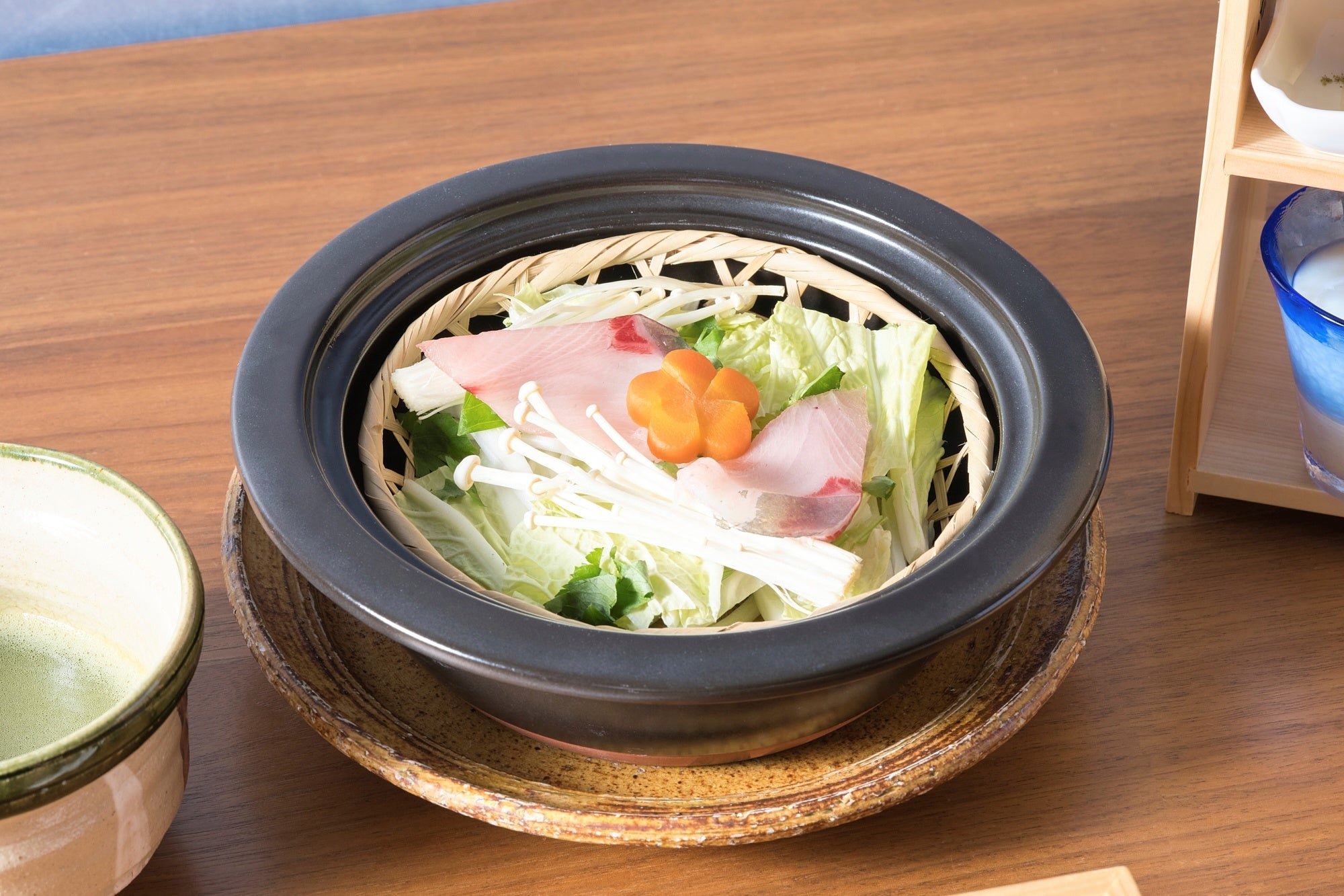 主菜“茶熏黄尾鱼”就在客人面前完成