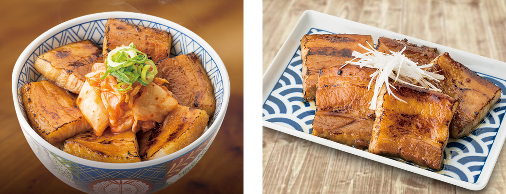 김치 돼지 삼겹살 덮밥과 돼지 삼겹살 플레이트