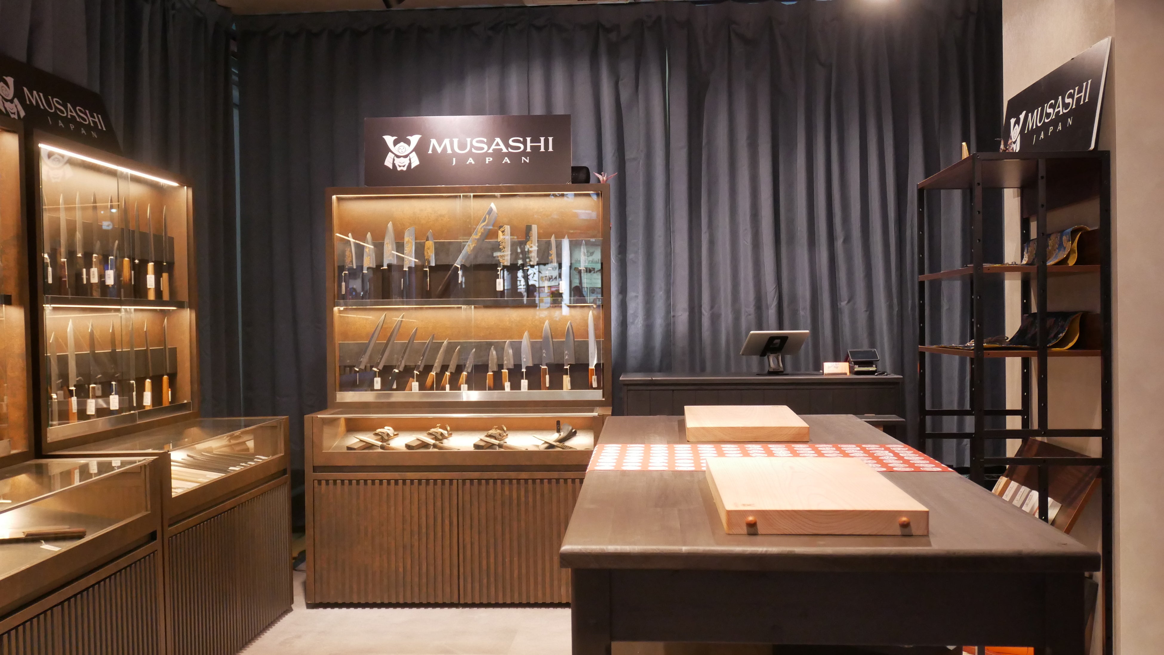 Tampilan interior toko MUSASHI JAPAN