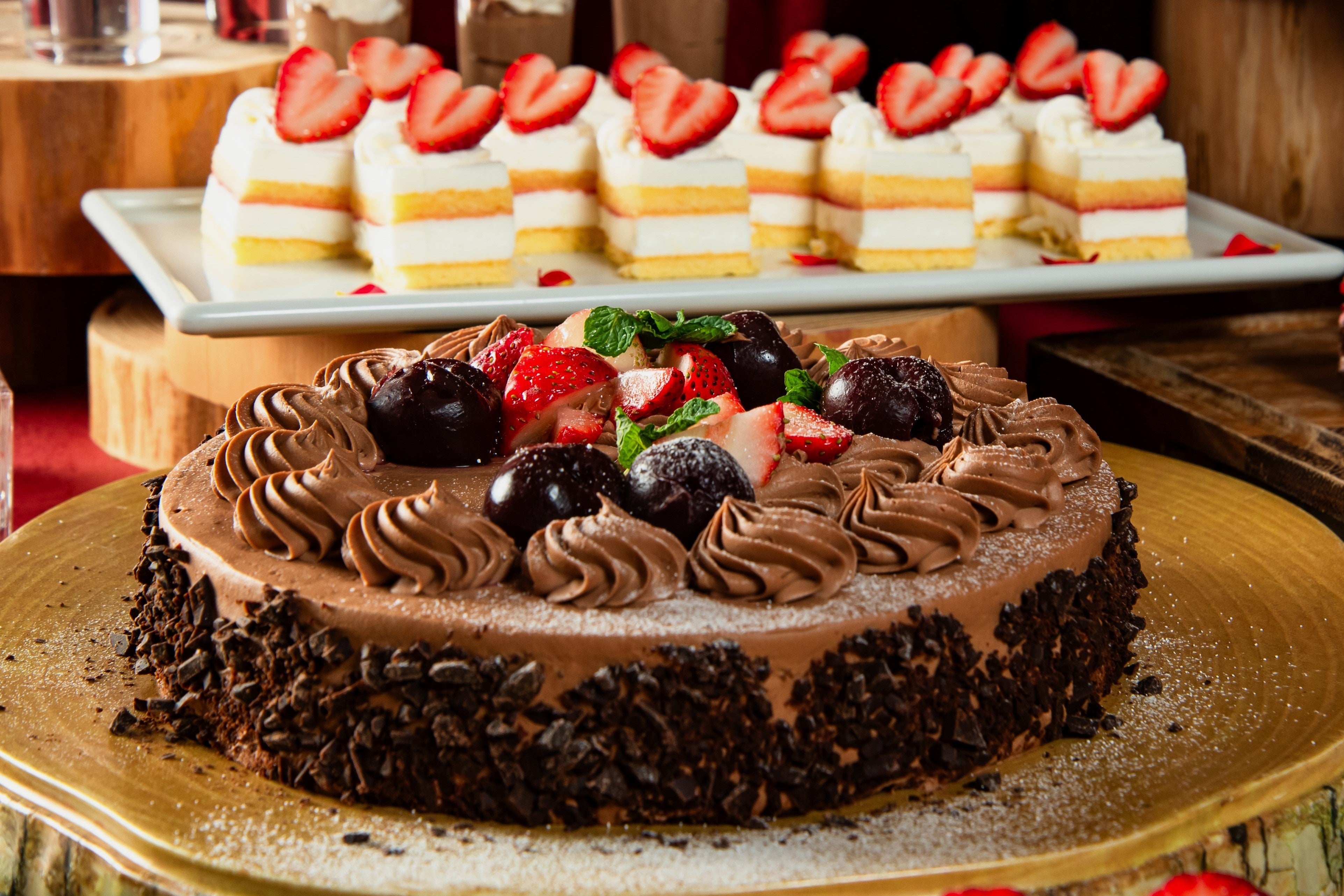 黑森林蛋糕,饰有黑巧克力和樱桃