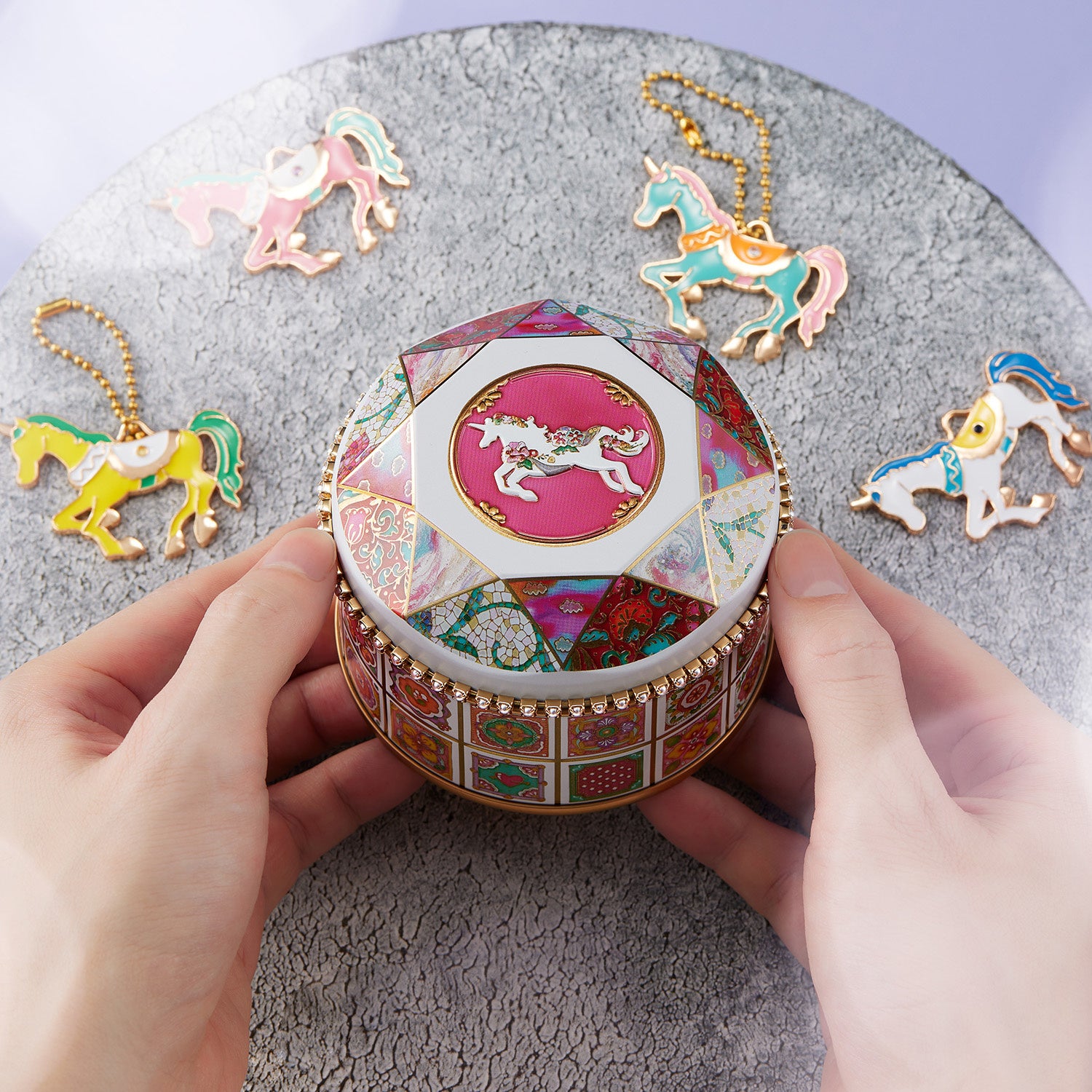 Unicorn can with embossed details