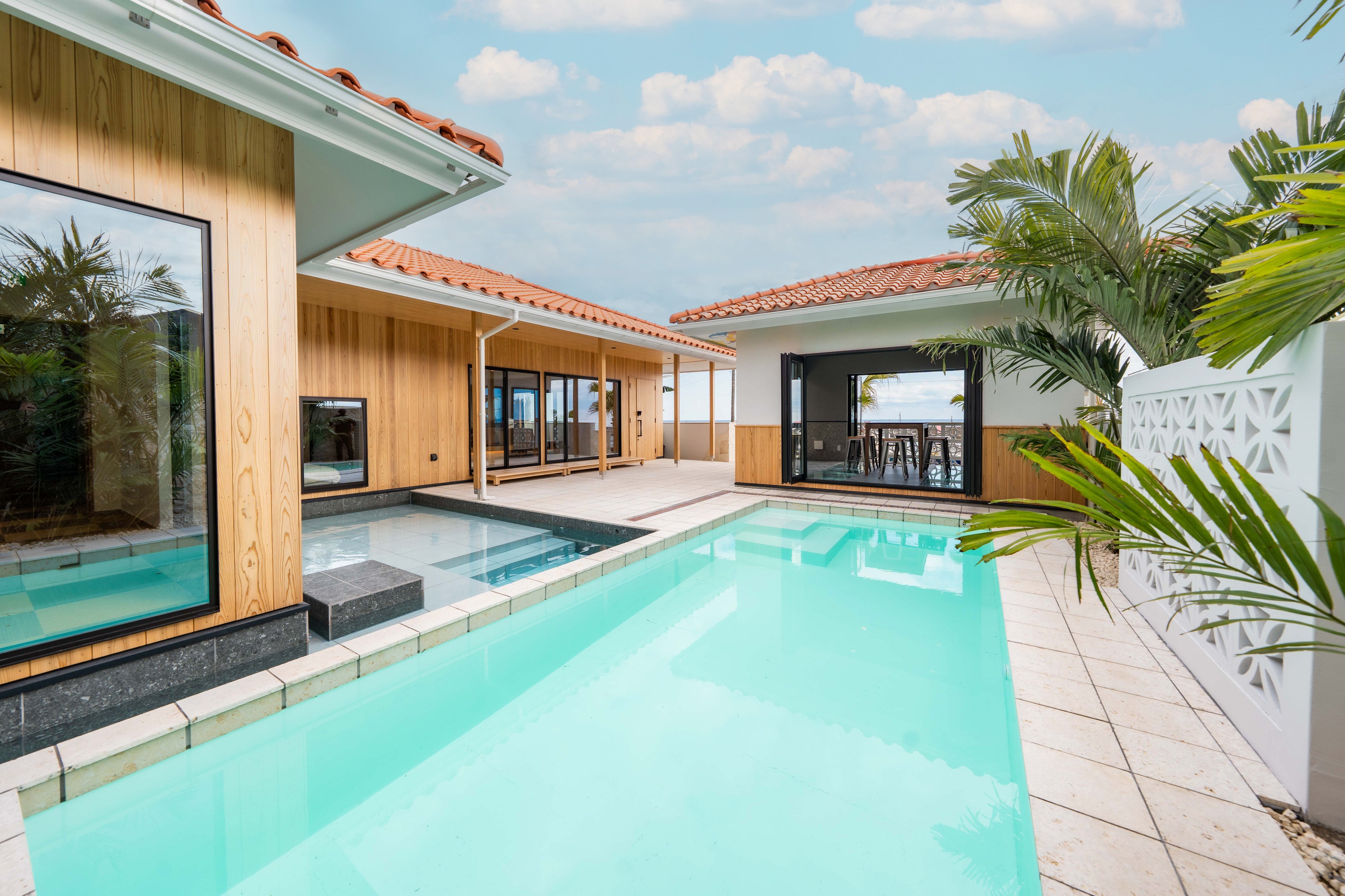 Azulejos naranjas y piscina que recuerdan a Okinawa