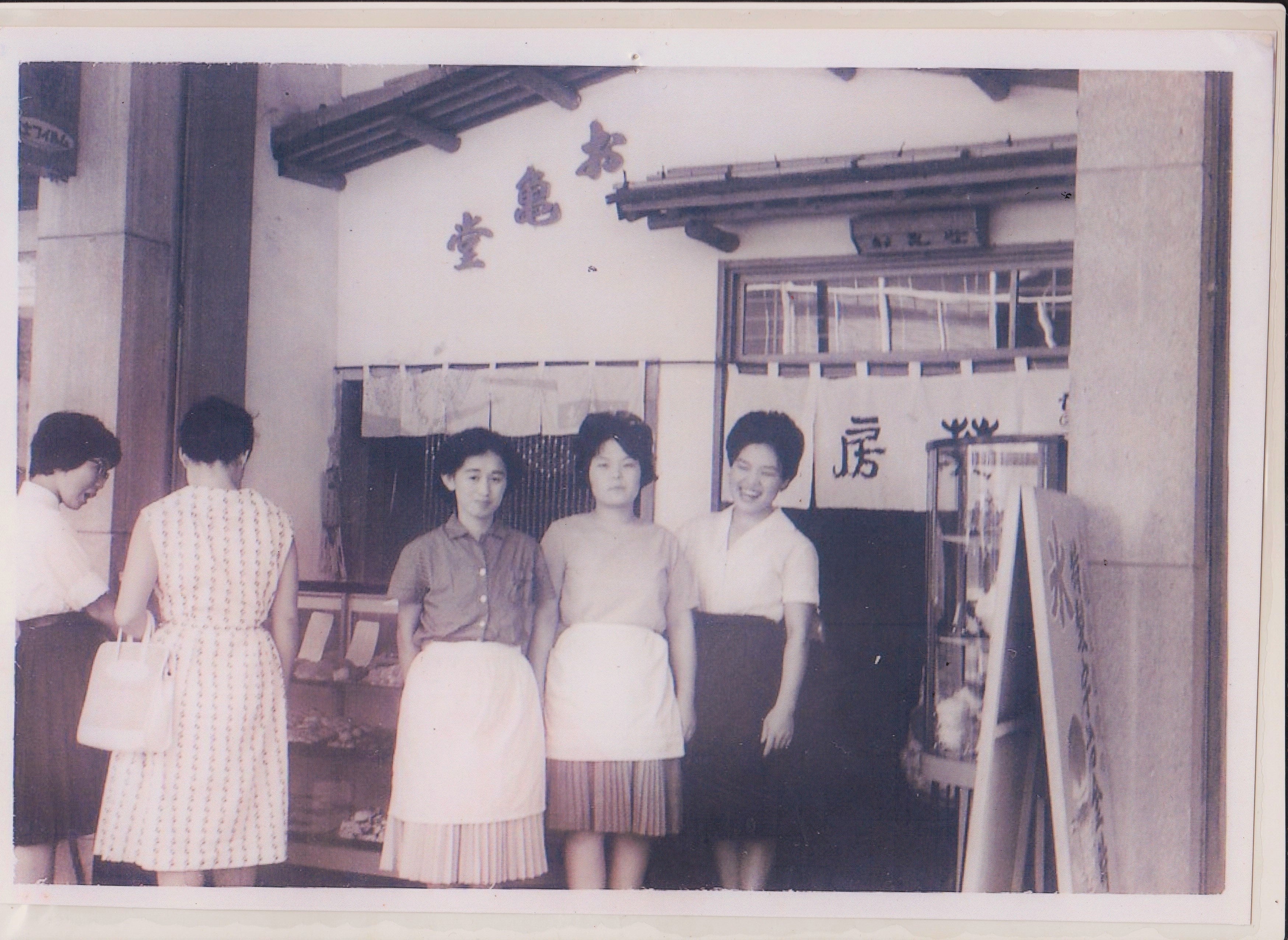 Exhibición de wagashi tradicional en Okamedo