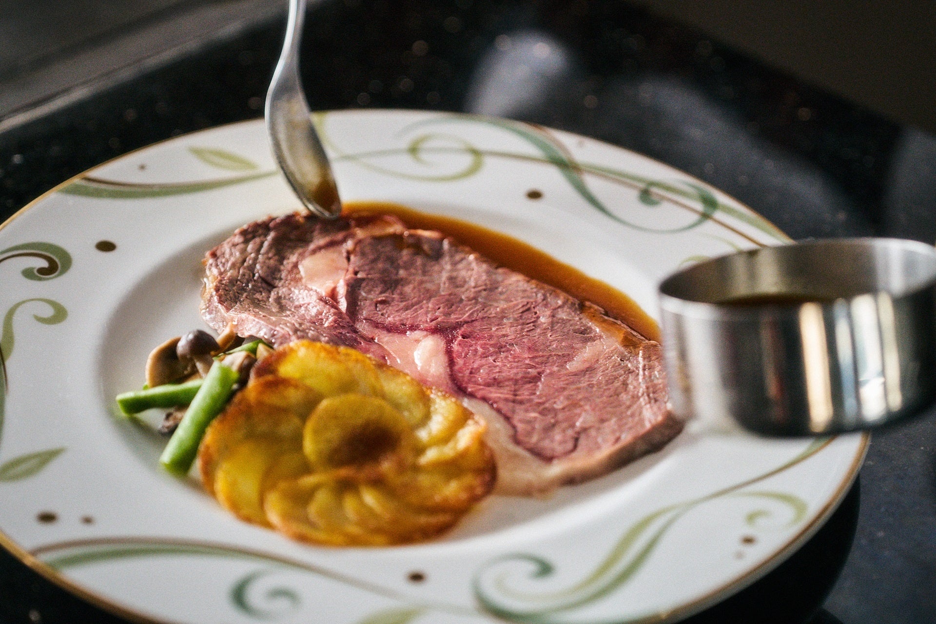 Bone-in roast beef with jus de boeuf